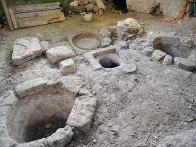 ... accanto a un pozzetto scavato nel pavimento, usato all�epoca per la raccolta degli scarti delle olive